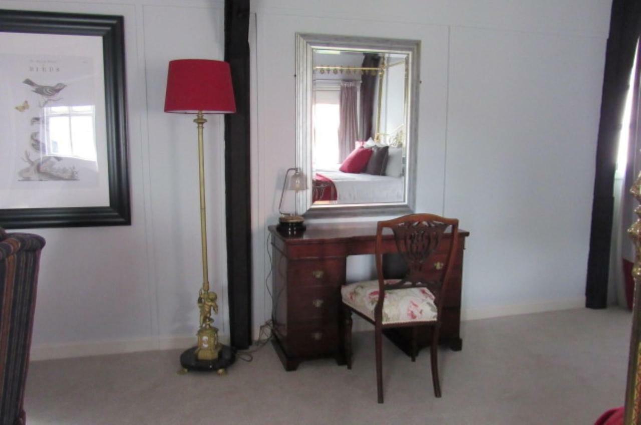 The Old Vicarage Hotel & Restaurant Бриджуотър Екстериор снимка A dressing table