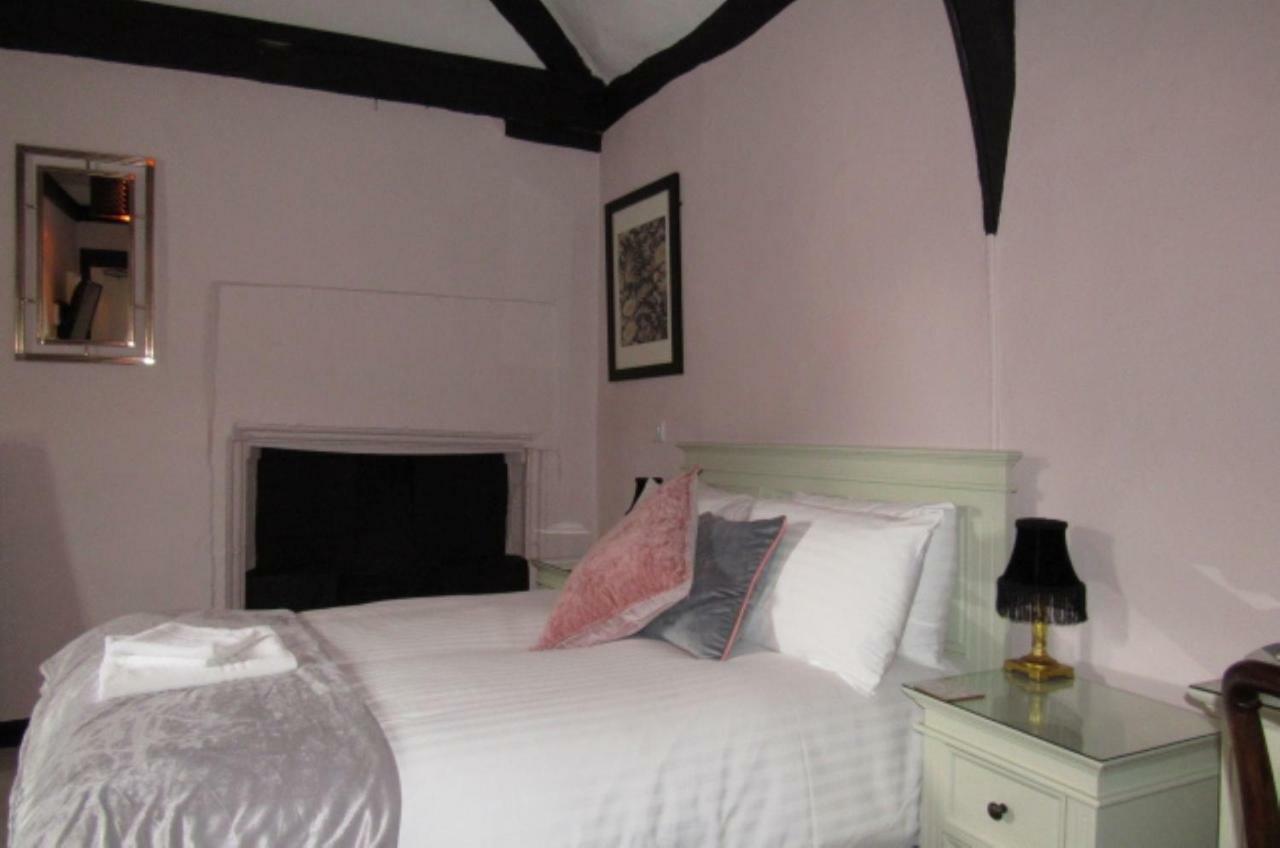 The Old Vicarage Hotel & Restaurant Бриджуотър Екстериор снимка A bedroom at the Old Mill